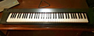 Tastiera musicale elettronica Yamaha PIAGGERO NP 32 N. 76 Tasti Pesati - Foto 1 di 8