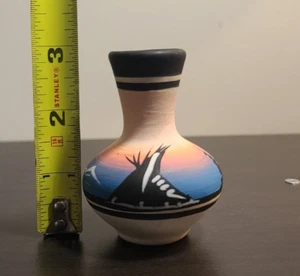 Jarrón de cerámica navajo firmado por Sally Dineh pintado a mano mesa multicolor 3" - Imagen 1 de 8