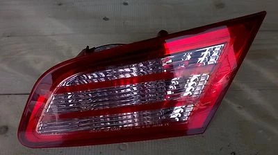 03 04 05 06 INFINITI G35 LANTERNA TRASEIRA NA TAMPA DO PORTA-MALAS LADO DIREITO DO PASSAGEIRO - Imagem 1 de 4