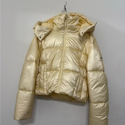 Chaqueta acolchada ALO Yoga perlada prístina en vainilla francesa Foto 1 de 4