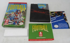 NES Play Action Football Nintendo NES 1992, completo di scatola MOLTO BELLO SPEDIZIONE VELOCE - Foto 1 di 16