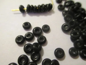300 piccole perline distanziali in vetro nere 5 x 2 mm TBB - Foto 1 di 1