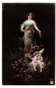 Foto real c1910 PC: Mujer mirando a un ángel abrazando gnomo - Imagen 1 de 2