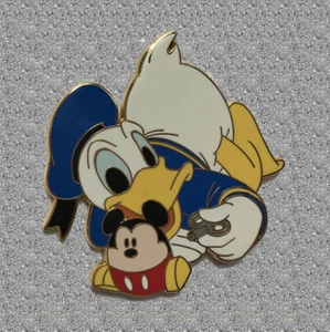 Disney Shopping Pin Donald & Mickey Time for Toys - LE 250 - Picture 1 of 1