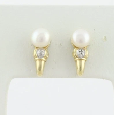 Pendientes de aro de diamantes y perlas de oro amarillo de 10k 5/8" x 1/4" Foto 1 de 4