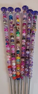 PALITOS DE HADAS PARA AMANTES DE LAS PLANTAS CON PERILLAS MORADAS Y UNA JOYA COLGANTE Foto 1 de 4