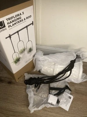 Macetas colgantes Umbra Triflora para plantas de interior blancas ***Falta varilla*** Foto 1 de 2