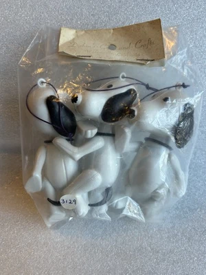 Lote de 3 bonecos de plástico estilo Snoopy 3" de altura para projetos de artesanato de decoração - Imagem 1 de 3