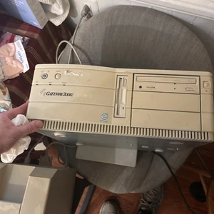 GATEWAY 2000 P5-120 Pentium 120Mhz, 48MB Ram, No HDD, 3.5" Floppy, CD Drive - Picture 1 of 3