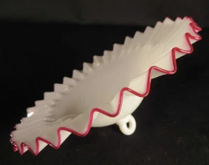 1860-70er Jahre Cranberry Trim frühe Milchglas Smokebell für viktorianische Hängelampe  - Bild 1 von 3