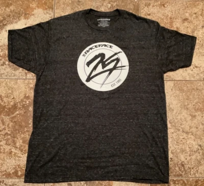 CAMISETA GRÁFICA RACE FACE (GRANDE HOMBRE) GRIS JASPEADO OSCURO USADA Foto 1 de 4