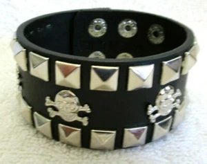 Schwarz + Silber Kariert Nieten mit Totenköpfen & gekreuzten Knochen Schwarz Leder 9" Armband - Bild 1 von 3