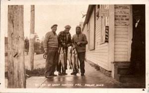 POSTAL RPPC TRES CHICOS CON 80 LIBRAS DE GRAN LUCIO DEL NORTE PEQUOT MINNESOTA - Imagen 1 de 2