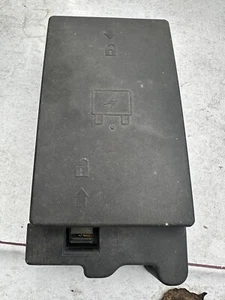 02-09 GMC ENVOY / TRAILBLAZER UNDER HOOD FUSE RELAY BOX COVER LID BLACK OEM - Picture 1 of 3