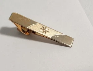 Vintage KRAWATTENNADEL LIPPENVERSCHLUSS STAY goldfarben Atomic Mid Century Starburst strukturiert - Bild 1 von 6