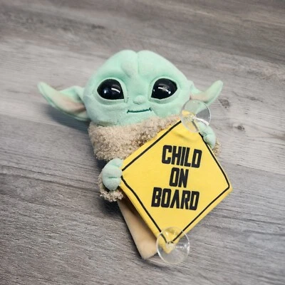 Letrero colgante de felpa Star Wars The Mandalorian Grogu Baby Yoda The Child On Board Foto 1 de 4