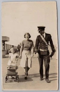 HOVE Sussex Dame & Mann in Uniform mit Kind RP Postkarte - Bild 1 von 2