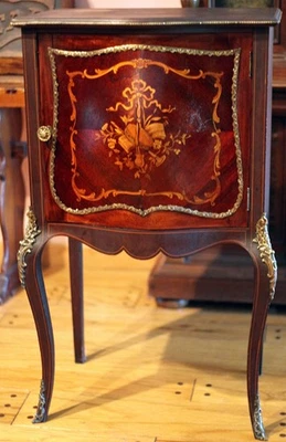 Antiguo gabinete de partituras con incrustaciones de marquetería y latón ornamentado rodillas y pies Foto 1 de 4