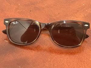 Ray-Ban RJ9052S quadratische, havanna/dunkelbraune, 47 mm Kindersonnenbrille ohne Etui - Bild 1 von 24