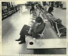 1978 Press Photo Passenger Dozes In Lobby, New Orleans International Airport