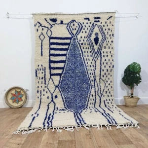 Marokkanischer Azilal Handgeknüpfter Berber Teppich 4'9x8'6 Tribal Geometrisch Weiß Blau Wollteppich - Bild 1 von 14