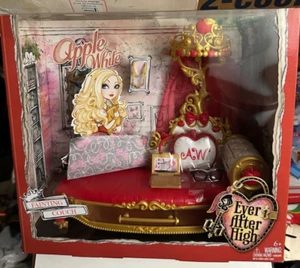 NEU Ever After High Apfel weiß Ohnmacht Couch Spielset Getting Fairst 2013 - Bild 1 von 3