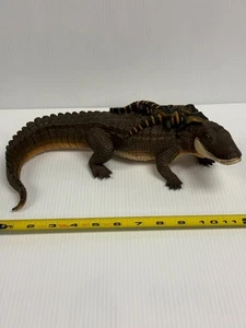 2004 Safari LTD ALLIGATOR with BABIES Hard Rubber 12" Figure - Bild 1 von 1