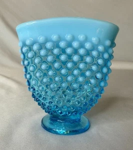 VTG 1940s FENTON ART GLASS OPALESCENT BLUE MINI HOBNAIL FAN VASE - Bild 1 von 9