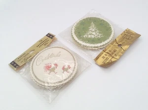 Vintage Papieruntersetzer Neu aus altem Lagerbestand 12 Hähne/Cocktails & Kiefern ca. 3" breit - Bild 1 von 4
