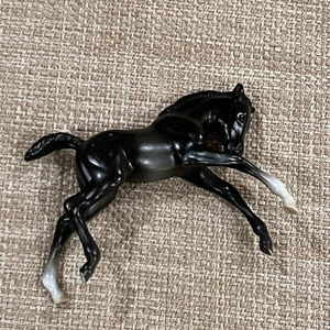 Figurina BREYER REEVES 1999 cavallo nero 2,5" bianca - Foto 1 di 4