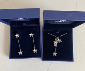 Set Halskette & Ohrring signiert Kristall baumelnde Sterne Neu im Karton - Bild 1 von 7