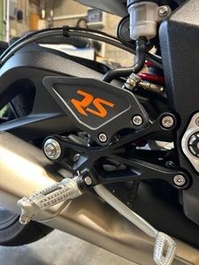 Protection Cheville Platine Repose Pieds Street Triple 765 RS Lettrage Coloré - Imagen 1 de 8