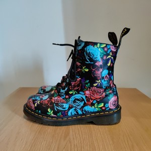 RARE DR MARTENS Louie Stivali in Pelle Bianco Tatuaggio Teschio Pirata Rosa  UK Taglia 5 in buonissima condizione EUR 193,38 - PicClick IT