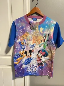 Camiseta Disney Tokyo Resort 25 Aniversario Talla Pequeña Estampado Completo NUEVA CON ETIQUETAS NUEVA - Imagen 1 de 9