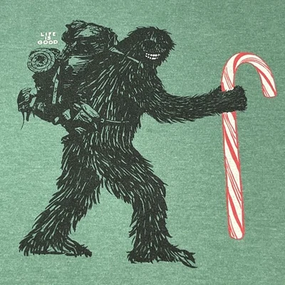 Camiseta Life Is Good Niños Niños (10) Sasquatch Navidad Bastón de Caramelo Camiseta de Vacaciones Foto 1 de 4