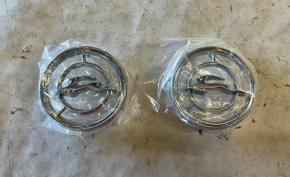 1965-1966 Chevrolet Impala emblema dianteiro par C14 - Imagem 1 de 2