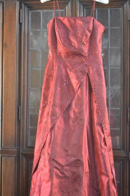 De colección. C2005 Niki Livas Borgoña Satén Cuentas Baile de graduación Boda Vestido Formal Talla 6 Foto 1 de 4