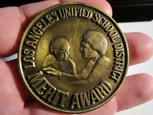 VINTAGE LOS ANGELES UNIFIED SCHOOL DISTRICT MERIT MEDAL - HEAVY BRASS BBA-13 - Picture 1 of 2
