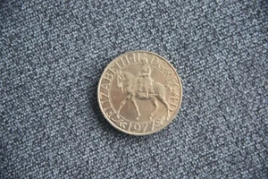 1977 Queen Elizabeth II Silver Jubilee Commemorative Crown Coin - Picture 1 of 2