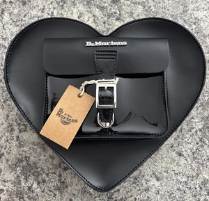 Borsa a tracolla Dr Martens in pelle nera con cuore NUOVA - Foto 1 di 7