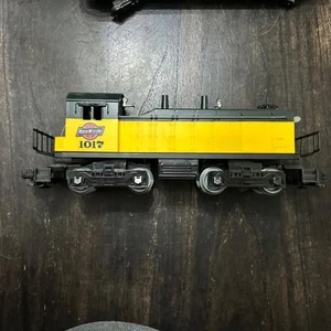 Lionel 6-18921 O Gauge Chicago & North Western NW2 Diesel Switcher #1017 LN/Box - Picture 1 of 6