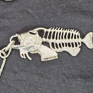 Piranha Skelett Anhänger & Halslos Silberfarben Metall 3" lang glänzend Fischgräten - Bild 1 von 11