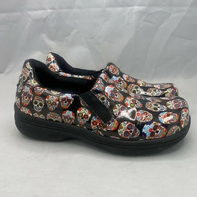 Zuecos de trabajo Easy Works Easy Street para mujer 6 encuadernaciones enfermera 'Day Of The Dead Skulls'  Foto 1 de 4