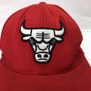 CHICAGO BULLS EMBROIDERED LOGO MENS RED WIDE BRIM ADJUSTABLE SNAPBACK CAP HAT - Picture 1 of 10