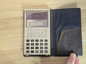 Casio FX-900 prima calcolatrice scientifica ad energia solare vintage anni 80. Con custodia. - Foto 1 di 6