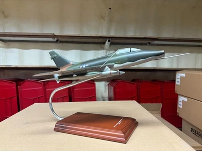 F-100 Super Sabre 1:48 от Daron Executive Series - Изображение 1 из 3