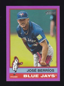2025 Topps Heritage #38 JOSE BERRIOS Toronto Blue Jays BORDO VIOLA CHIARO - Foto 1 di 2