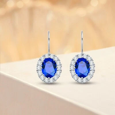 Pendientes colgantes de zafiro azul y halo de circonita cúbica creados en laboratorio de corte ovalado de 2 quilates en plata 925 Foto 1 de 4