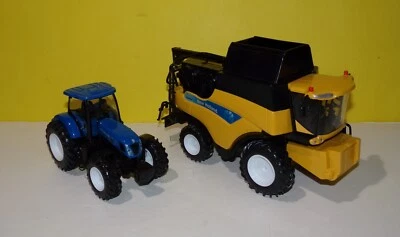 New Ray 05765 1:18 New Holland Harvester CR9090 Farm Vehicle & Blue Tractor - Image 1 of 4