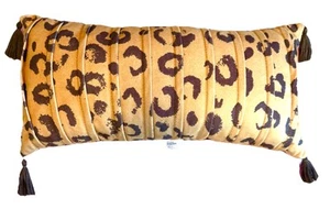Almohada oblonga plisada con estampado de jaguar OPAL HOUSE borlas de esquina doradas y negras - Imagen 1 de 10